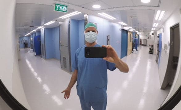 סטודנט לרפואה עושה סלפי בבית חולים